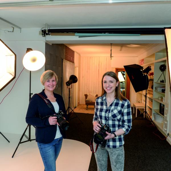 Photo Mengede: Inhaberin Elisabeth Harbecke mit einer Kollegin