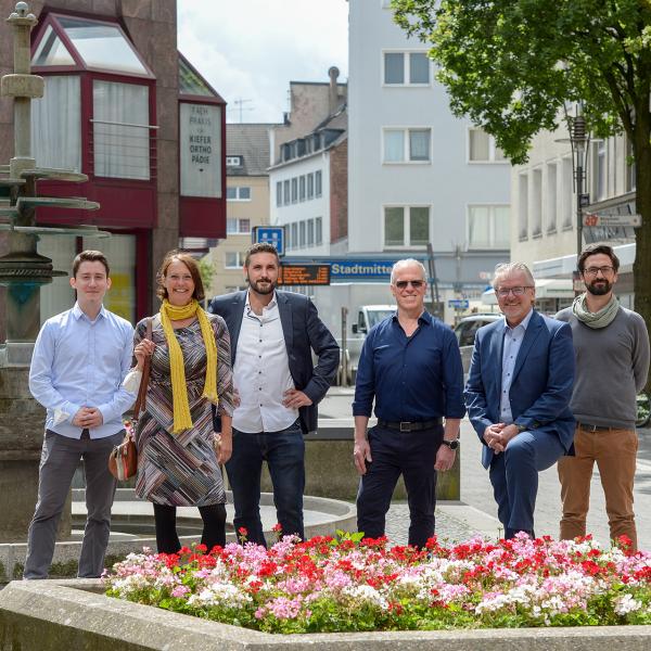 Daniel Bach (Abteilungsleiter im Amt für Stadtplanung und Wirtschaftsförderung), Oberbürgermeister Marc Buchholz, Thorsten Ritter (Werbegemeinschaft Innenstadt/Tanzschule Ritter), Dominik Schreyer (Geschäftsführer Diakoniewerk Arbeit & Kultur gGmbH), Citymanagerin Gesa Delija und Simon Gabelin (Praktikant im Amt für Stadtplanung und Wirtschaftsförderung)