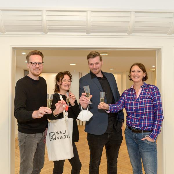 Ein Theater für Mülheims Wallviertel: Jan Erik Herstein (links) von der Hausverwaltung der Wallstraße 17 übergibt den Schlüssel an Julie Stearns und Alexander Kupsch von „only connect!“. Rechts im Bild: Citymanagerin Gesa Delija.  