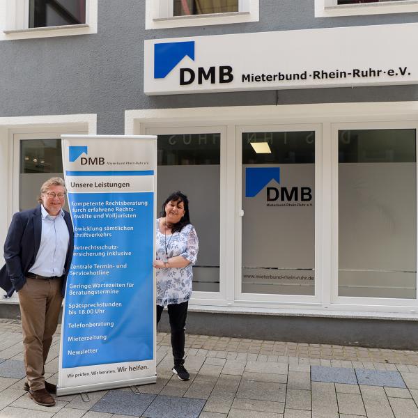 DMB Mieterbund Rhein-Ruhr, Beratungscenter Mülheim im Löhberg 27 :(v.l.) Rechtsanwalt Thomas Adam und Gabriele Goldbach vor dem Beratungscenter