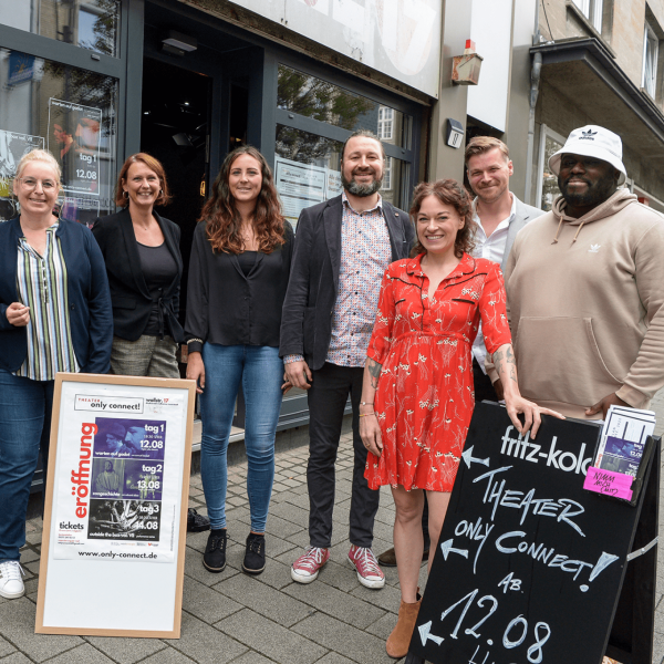 v.re. nach li.: Elikem Anyigbu (only connect), Alexander Kupsch (only connect), Julie Stearns (only connect) und Timo Knob (only connect) freuen sich gemeinsam mit Vertretern der unterstützenden Unternehmen und Institutionen Jennifer Schakau (Pressesprecherin MEG), Gesa Delija (Citymanagerin Stadt Mülheim) und  Petra Kox (Kommunlamanagerin Westenergie) auf das Eröffnungswochenende (12.8.-14.8.) des neuen Theaters only connect im Wallviertel in der Wallstraße 17 | Foto Walter Schernstein