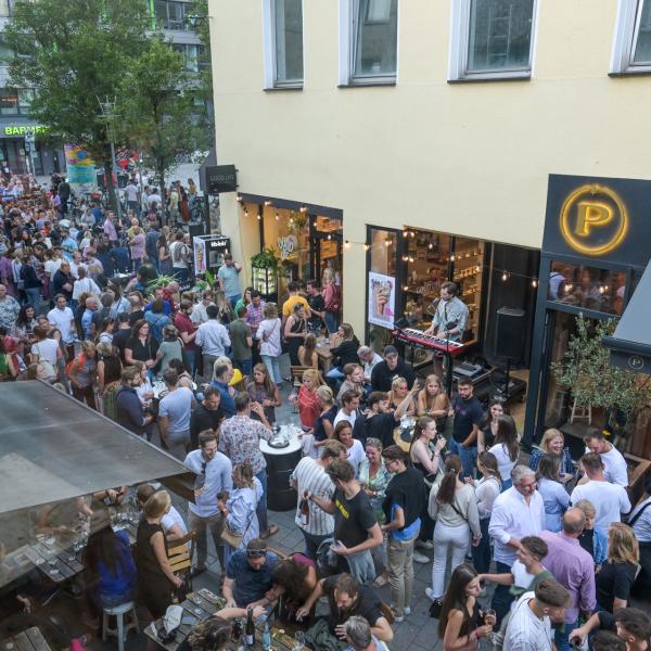 Viele Menschen besuchten im Rahmen der Schön hier!-Reihe die Weinbar im Kohlenkamp | Foto: Walter Schernstein