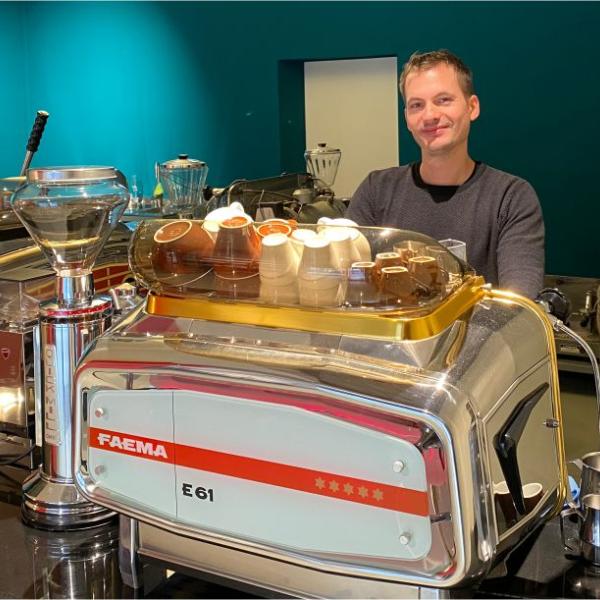André Hartung steht hinter einer Espresso-Maschine im Kaffeerausch, Kohlenkamp 45 | Foto: Gesa Delija