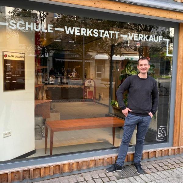 André Hartung steht vor seinem neu eröffneten Laden "Kaffeerausch" | Foto: Gesa Delija