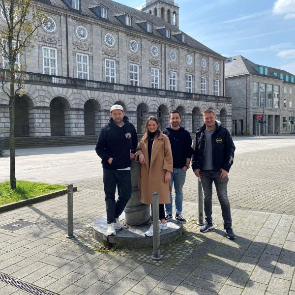 An der neuen Wirkungsstätte auf dem Rathausmarktplatz: Julian Schick (GOOD LIFE-Concept Store), Lena Collett (Sorelli´s), Gino Cassaro (Sorelli´s), Jan Vößing (Eigentümer und Vermieter im  Löhberg 76) | Foto: Gesa Delija