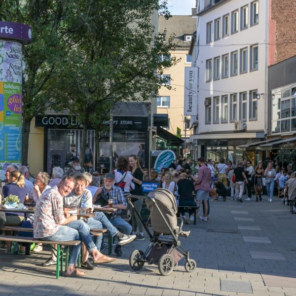 Schön hier! - Rauchfang und Weinbar am Platz an der Wallstraße boten bei Sonnenschein leckere Kaltgetränke an | Foto: Walter Schernstein