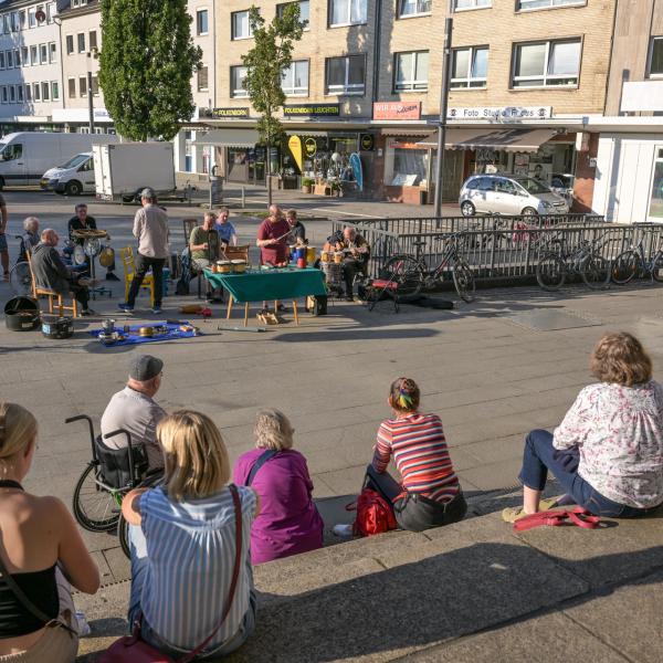 Schön hier!: Art obscura sorgte für spannende Klänge auf den Rathausmarktplatz | Foto: Walter Schernstein