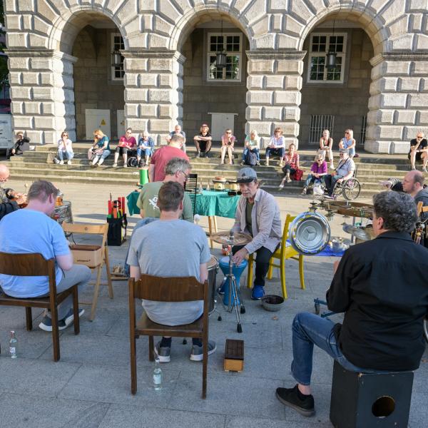 Schön hier!: Art obscura sorgte für spannende Klänge auf den Rathausmarktplatz | Foto: Walter Schernstein