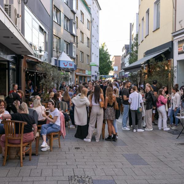 Schön hier! - Die Weinbar von Julian und Eddi war bei jedem Termin der Sommerreihe sehr gut besucht | Foto: Walter Schernstein