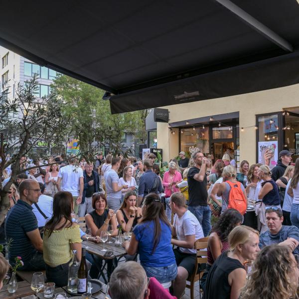 Schön hier! - Die Weinbar von Julian und Eddi war bei jedem Termin der Sommerreihe sehr gut besucht | Foto: Walter Schernstein