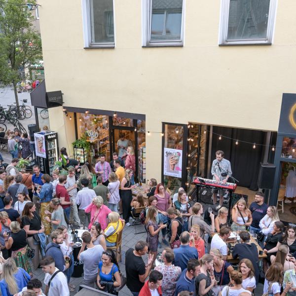 Schön hier!: Die Weinbar hat den Mülheimer*innen viel Spaß gemacht! | Foto: Walter Schernstein