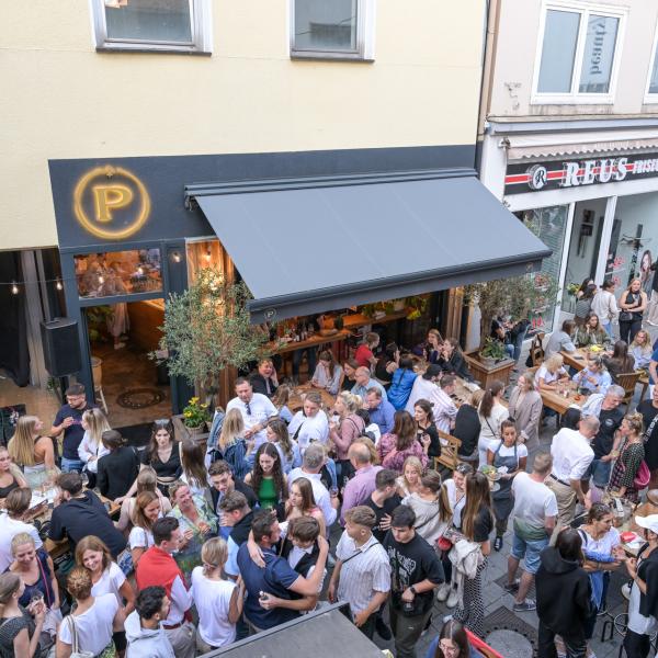 Schön hier!: Die Weinbar hat den Mülheimer*innen viel Spaß gemacht! | Foto: Walter Schernstein