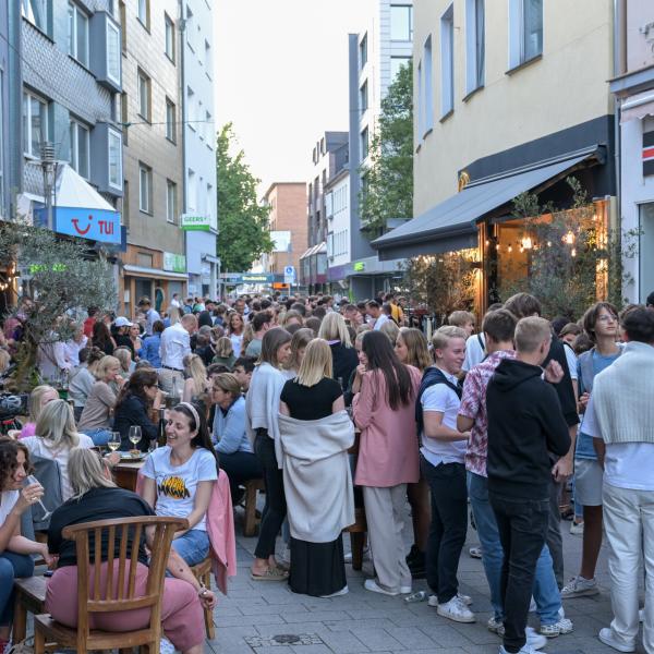 Schön hier!: Die Weinbar zog besonders das junge Publikum in die Innenstadt | Foto: Walter Schernstein