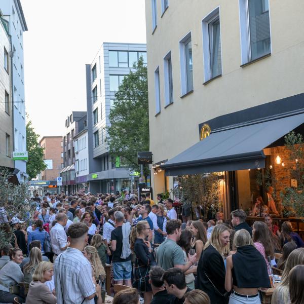 Schön hier!: Die Weinbar zog besonders das junge Publikum in die Innenstadt, auch nach Geschäftsschluss | Foto: Walter Schernstein
