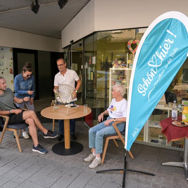 Schön hier! - Bingo vor der katholischen Ladenkirche | Foto: Walter Schernstein