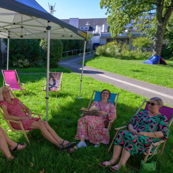 Drei Frauen liegen in einem kleinen Park unter einem Pavillon in Liegestühlen | Foto: Walter Schernstein