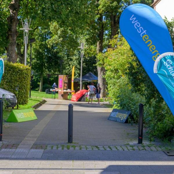 Ein Blick in einen Park, gesäumt von bunten Fahnen | Foto: Walter Schernstein