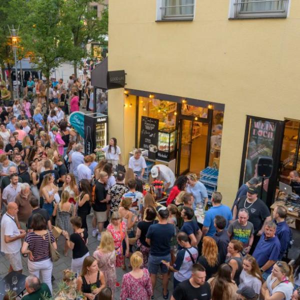 Viele junge Menschen halten sich feiernd auf einer Straße auf | Foto: Walter Schernstein