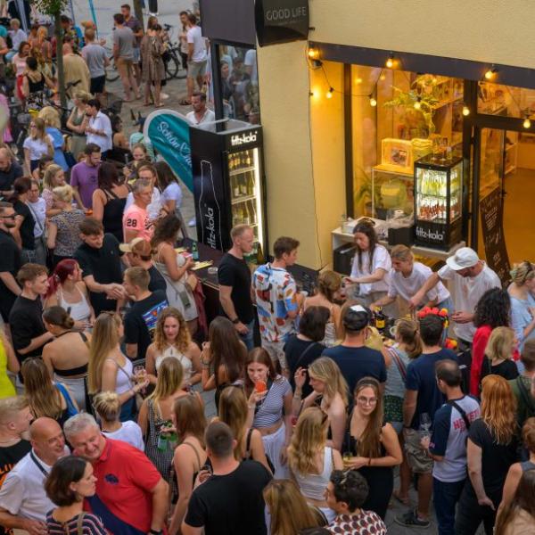 Viele junge Menschen halten sich feiernd auf einer Straße auf | Foto: Walter Schernstein