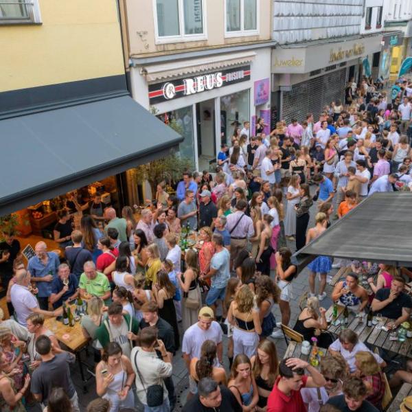 Viele junge Menschen halten sich feiernd auf einer Straße auf | Foto: Walter Schernstein