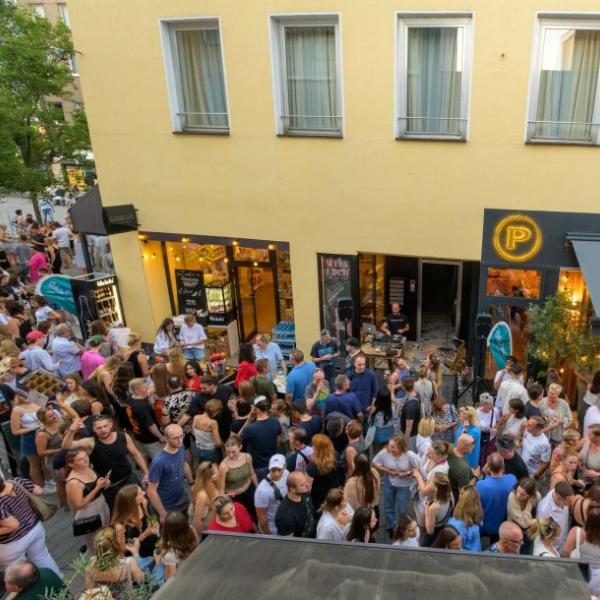 Viele junge Menschen halten sich feiernd auf einer Straße auf  | Foto: Walter Schernstein