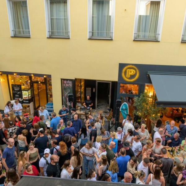 Viele junge Menschen halten sich feiernd auf einer Straße auf | Foto: Walter Schernstein