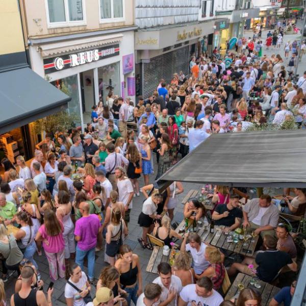 Viele junge Menschen halten sich feiernd auf einer Straße auf | Foto: Walter Schernstein