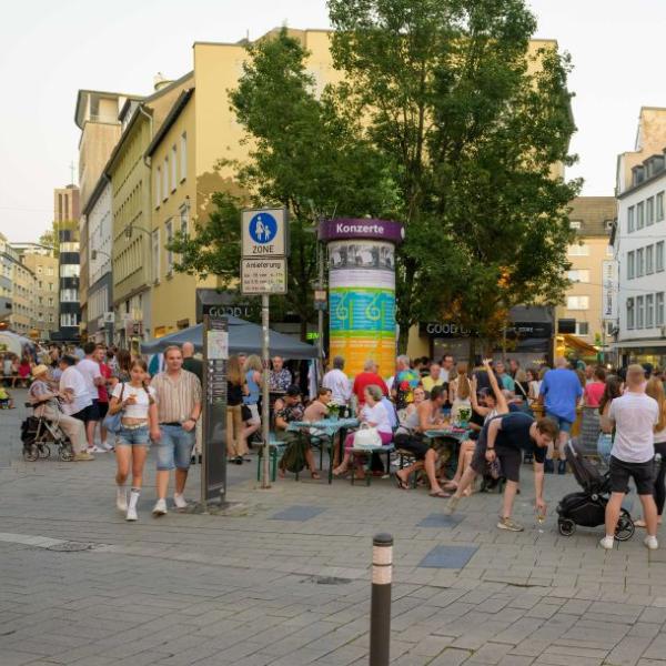 Viele Passanten halten sich in zwei dreieckig zusammenlaufenden Straßen auf | Foto: Walter Schernstein