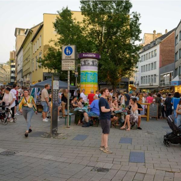 Viele Passanten halten sich in zwei dreieckig zusammenlaufenden Straßen auf | Foto: Walter Schernstein
