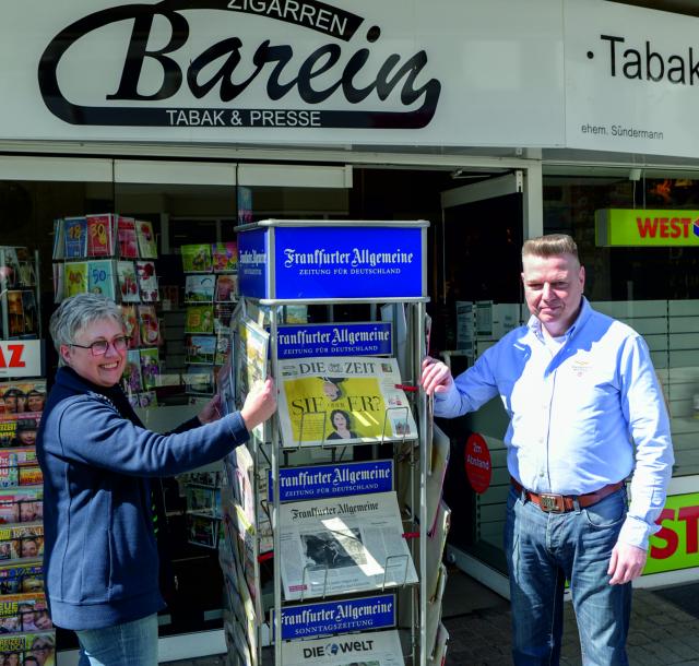 Inhaber und Mitarbeiterin von Tabak & Presse Olaf Barein