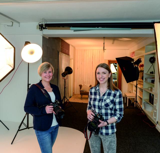 Im Fokus: Fotografischen Dienstleistungen, Laborentwicklungen, Prints, Rahmen, Leinwände und vieles mehr mitten im Wallviertel | Foto: Walter Schernstein Photo Mengede: Inhaberin Elisabeth Harbecke mit einer Kollegin