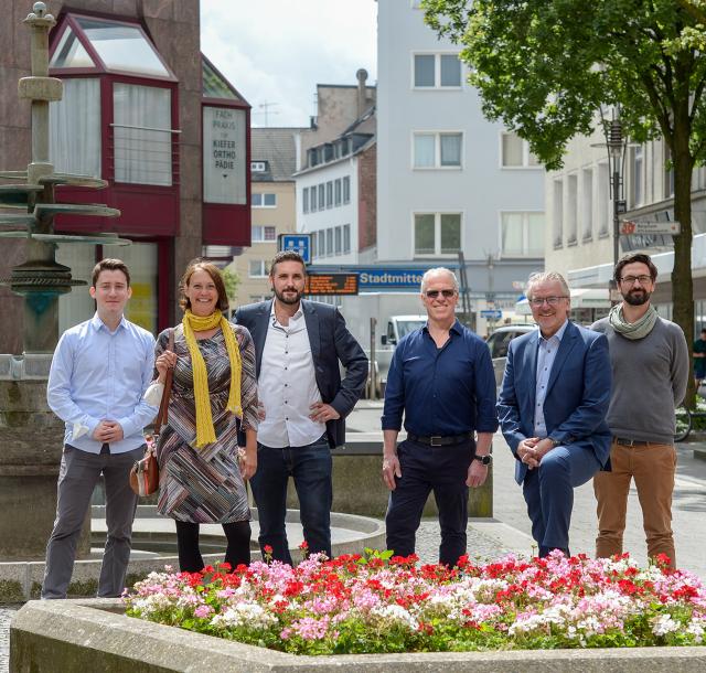 Daniel Bach (Abteilungsleiter im Amt für Stadtplanung und Wirtschaftsförderung), Oberbürgermeister Marc Buchholz, Thorsten Ritter (Werbegemeinschaft Innenstadt/Tanzschule Ritter), Dominik Schreyer (Geschäftsführer Diakoniewerk Arbeit & Kultur gGmbH), Citymanagerin Gesa Delija und Simon Gabelin (Praktikant im Amt für Stadtplanung und Wirtschaftsförderung)