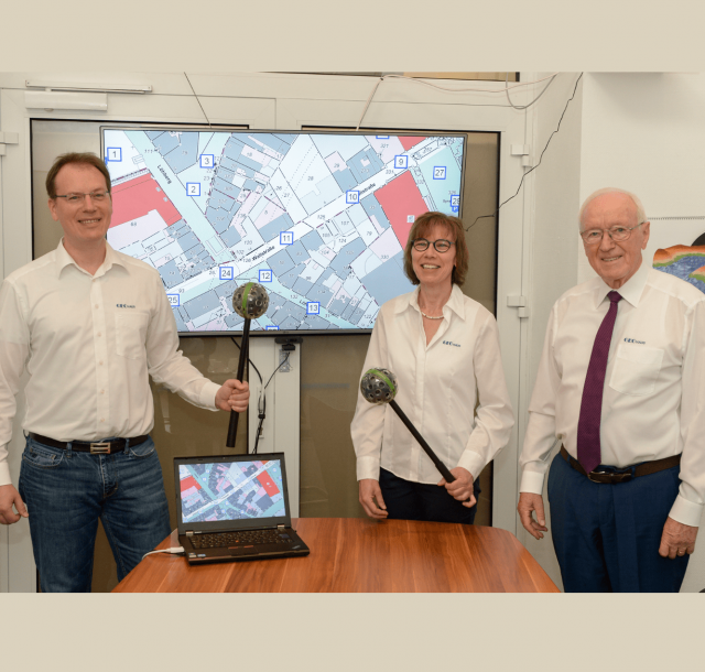 GeoHaus-Leitungsteam (v.l.n.r): Dr.-Ing Hanns F. Schuster, Dipl.-Ing. Martina Busch und Dr.-Ing. Otmar Schuster. Seit 1950 ein verlässlicher und innovativer Dienstleistungspartner in Sachen Geo-Informationen. | Foto: Walter Schernstein GeoHaus-Team: Dr.-Ing Hanns F. Schuster, Dipl.-Ing. Martina Busch und Dr.-Ing. Otmar Schuster,