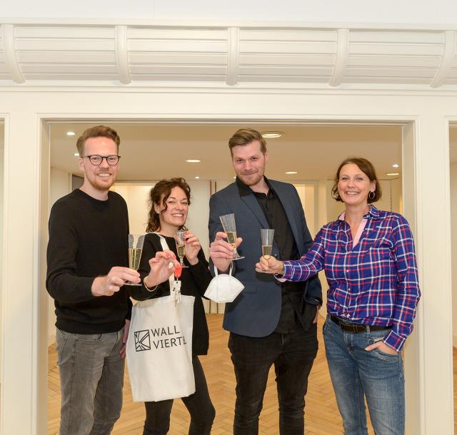 Ein Theater für Mülheims Wallviertel: Jan Erik Herstein (links) von der Hausverwaltung der Wallstraße 17 übergibt den Schlüssel an Julie Stearns und Alexander Kupsch von „only connect!“. Rechts im Bild: Citymanagerin Gesa Delija.  