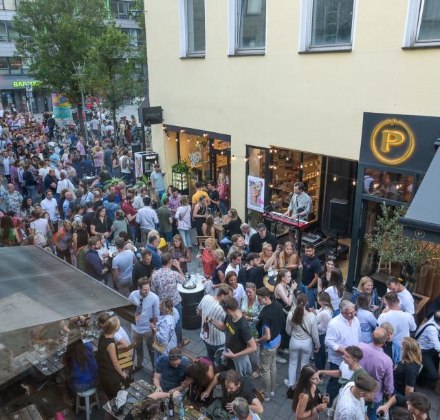 Viele Menschen besuchten im Rahmen der Schön hier!-Reihe die Weinbar im Kohlenkamp | Foto: Walter Schernstein