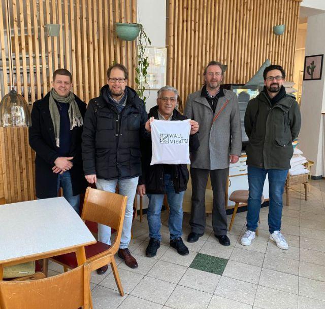 Der Mietvertrag für das ehemalige Püngel und Prütt Café wurde im Dezember  unterzeichnet:  von links nach rechts zu sehen: Daniel Kaiser (Eigentümer), Stefan Trost (Prokurist, bbwe); Halil Gülkan (Geschäftsführer, bbwe), Peter Possekel (MA und Ideengeber für das Café, bbwe), Daniel Bach (Projektleiter EG neu, Amt für Stadtplanung und Wirtschaftsförderung) | Foto: Gesa Delija