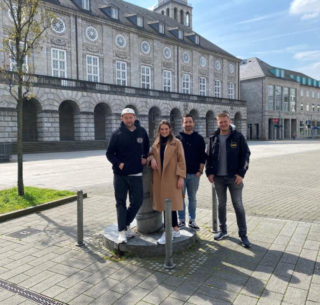 An der neuen Wirkungsstätte auf dem Rathausmarktplatz: Julian Schick (GOOD LIFE-Concept Store), Lena Collett (Sorelli´s), Gino Cassaro (Sorelli´s), Jan Vößing (Eigentümer und Vermieter im  Löhberg 76) | Foto: Gesa Delija