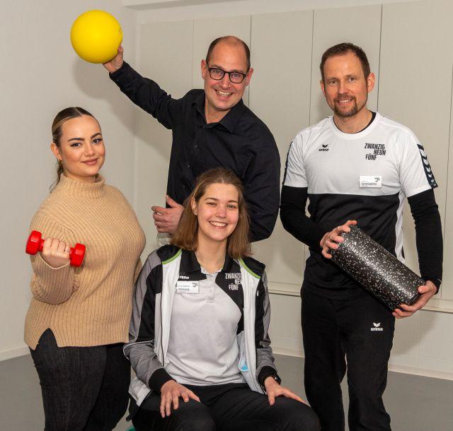 (von links nach rechts) Maria Diamanti (Verwaltung), Sabrina Wensing (Physiotherapeutin), Dr. Sebastian Teschler und Thomas Schmiediche (Physiotherapeut) freuen sich stellvertretend für das ganze Team von ZWANZIG-NEUN-FÜNF auf viele bewegungsfreudige Mülheimer*innen. Das Unternehmen im Wallviertel bietet Physiotherapie, Training und Rehasport! | Foto: Tobias Grimm