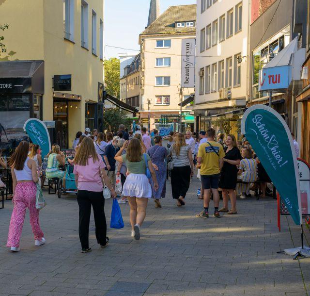 Besucher*innen von "Schön hier!" im Kohlenkamp | Foto: Walter Schernstein