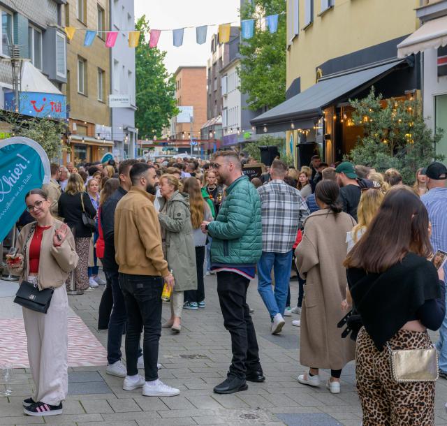 Viele Menschen besuchen das Innenstadtfest Schön hier!