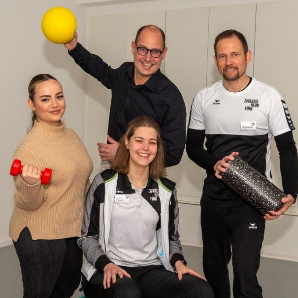 (von links nach rechts) Maria Diamanti (Verwaltung), Sabrina Wensing (Physiotherapeutin), Dr. Sebastian Teschler und Thomas Schmiediche (Physiotherapeut) freuen sich stellvertretend für das ganze Team von ZWANZIG-NEUN-FÜNF auf viele bewegungsfreudige Mülheimer*innen. Das Unternehmen im Wallviertel bietet Physiotherapie, Training und Rehasport! | Foto: Tobias Grimm